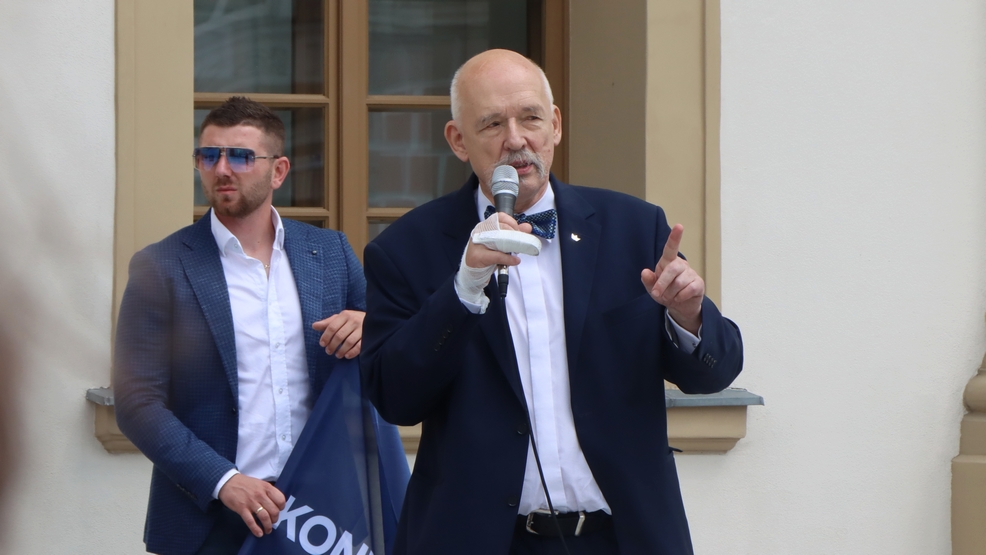 Rawicz. Janusz Korwin-Mikke na rynku w Rawiczu. Na spotkanie przyszli głównie młodzi ludzie - Zdjęcie główne