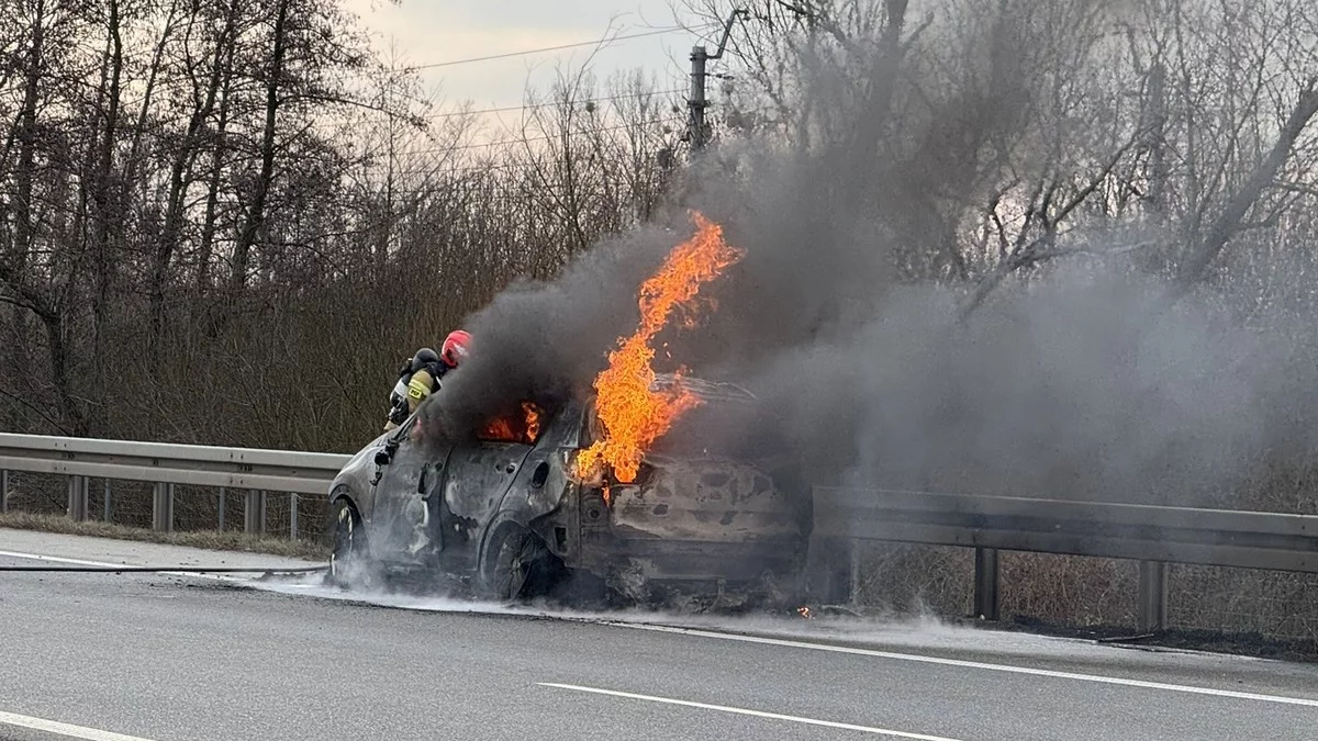 Auto osobowe spłonęło na S5. Utrudnienia w stronę Wrocławia [AKTUALIZACJA] - Zdjęcie główne