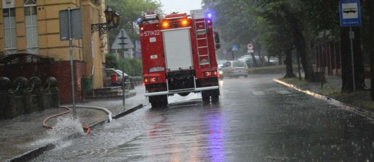 Intensywne opady. Straż w akcji, zalane ulice i podwórka [AKTUALIZACJE] - Zdjęcie główne