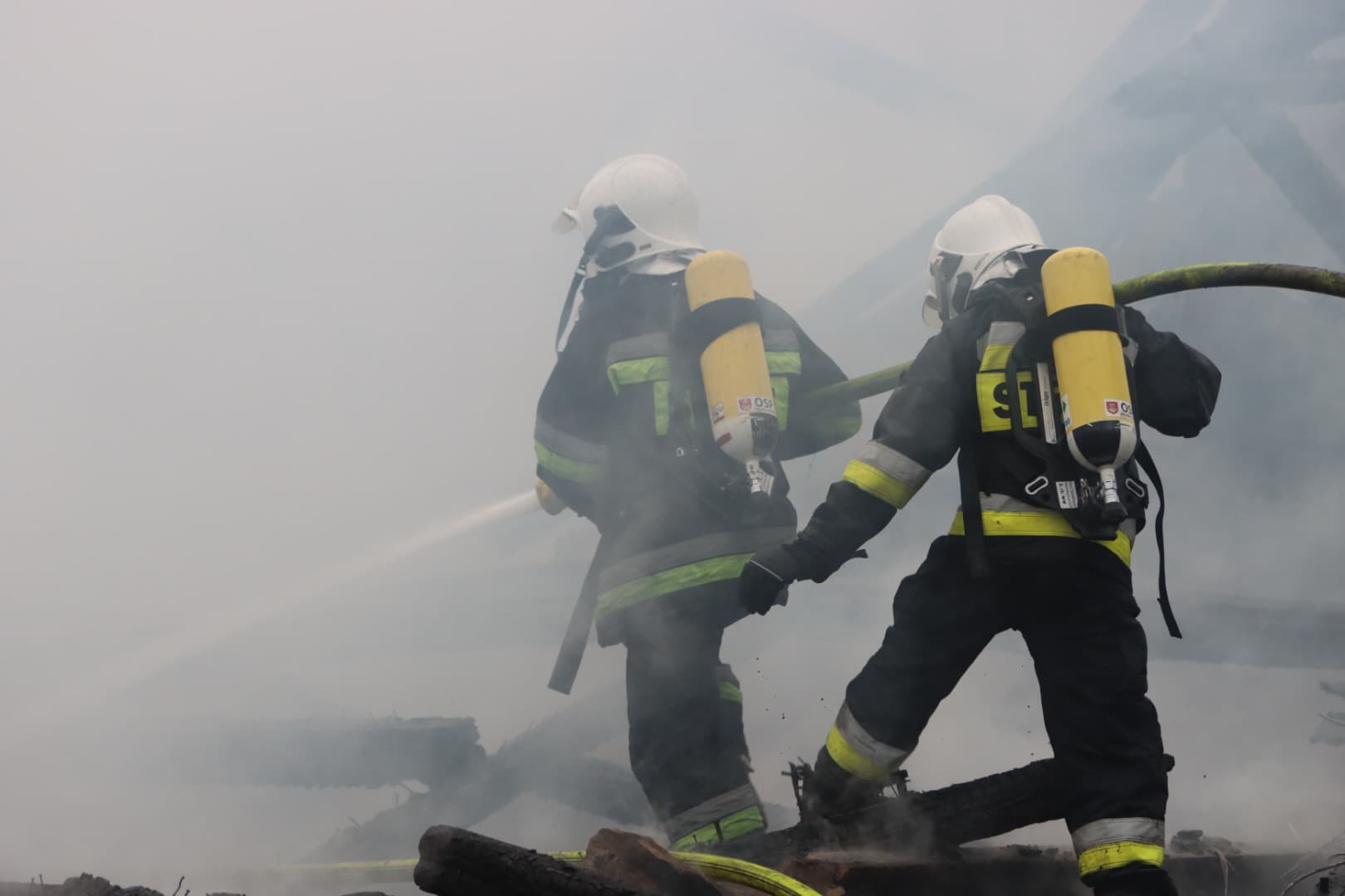 Pożar budynku stadniny koni w Dłoni (gm. Miejska Górka)