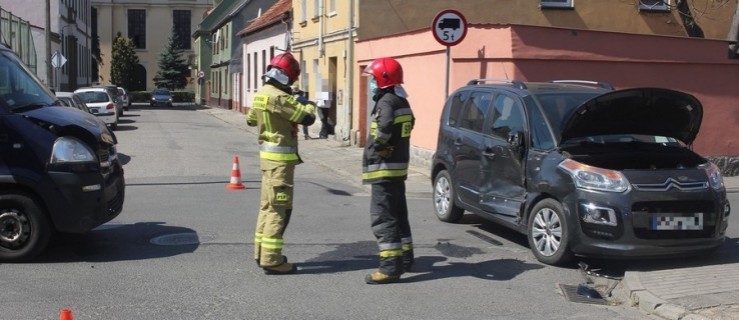 Dwie osoby w szpitalu po kolizji na skrzyżowaniu w centrum Rawicza - Zdjęcie główne