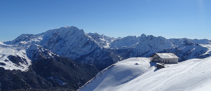 Ministranci na nartach z proboszczem - Zdjęcie główne