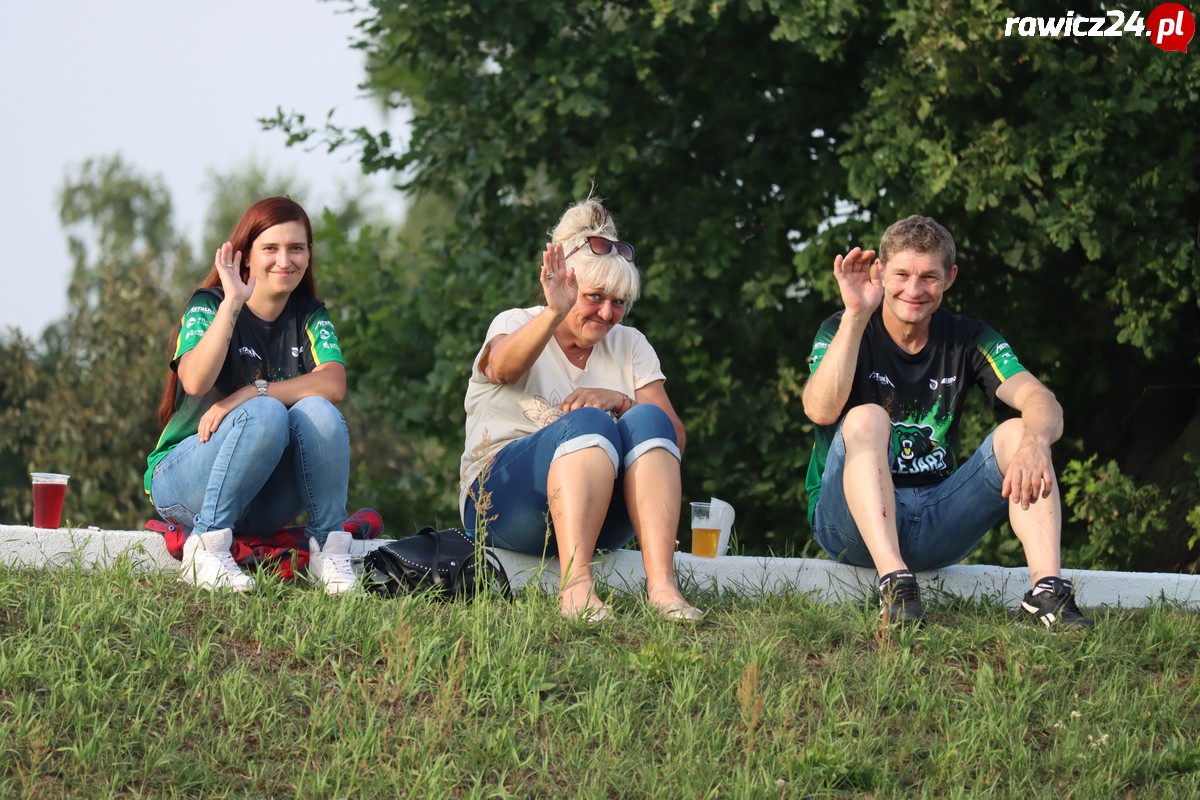 Kibice na meczu Niedźwiadków z łotewskim Lokomotivem