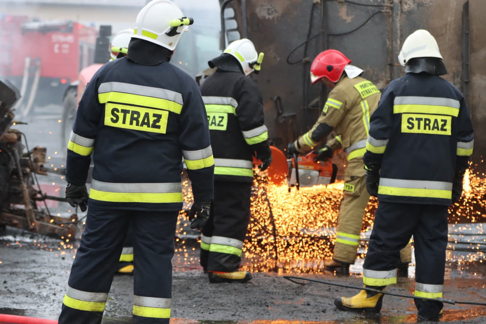 Pożar budynku stadniny koni w Dłoni (gm. Miejska Górka)