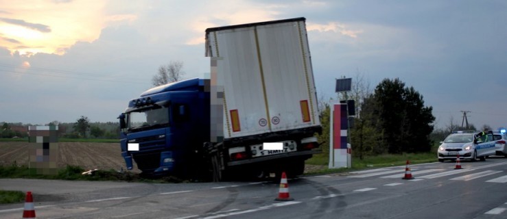 Wypadek pod Prusicami. Nie żyje mężczyzna, dwie osoby trafiły do szpitala - Zdjęcie główne