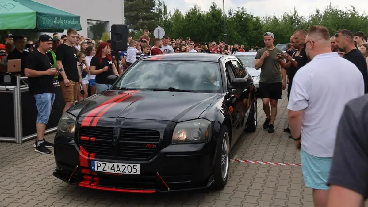 Przeciąganie auta na czas, najwolniejszy przejazd motocyklem czy pomiary wydechu. Piąta edycja Rally Car Day - Zdjęcie główne