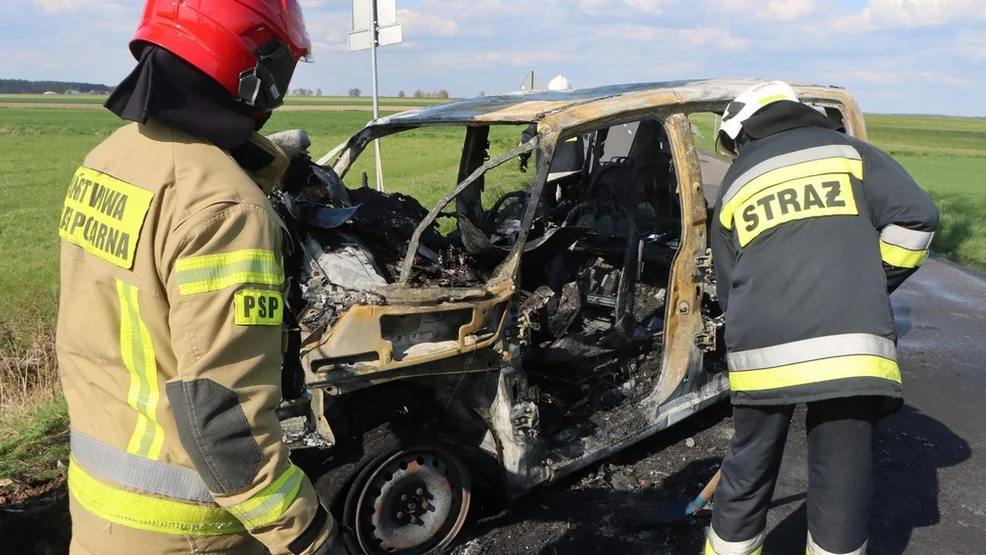 Wypadek pod Wilkonicami. Auto doszczętnie spalone, kierowca w szpitalu [ZDJĘCIA] - Zdjęcie główne