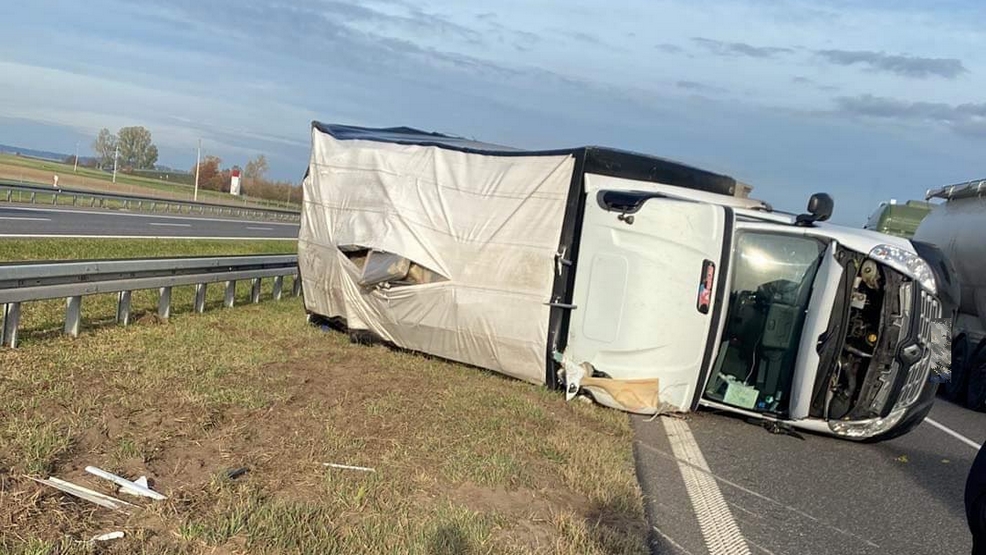 Auto dostawcze przewróciło się na bok. Utrudnienia na S5 - Zdjęcie główne