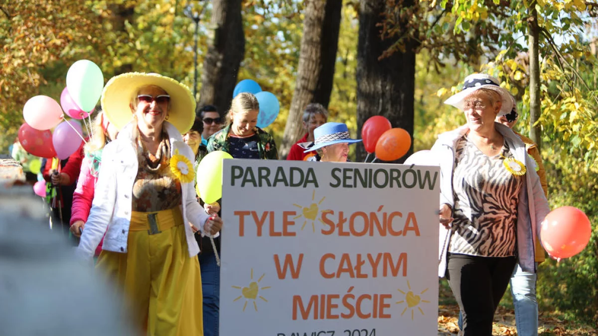 Barwna parada seniorów ulicami Rawicza. "Tyle słońca w całym mieście" [ZDJĘCIA] - Zdjęcie główne