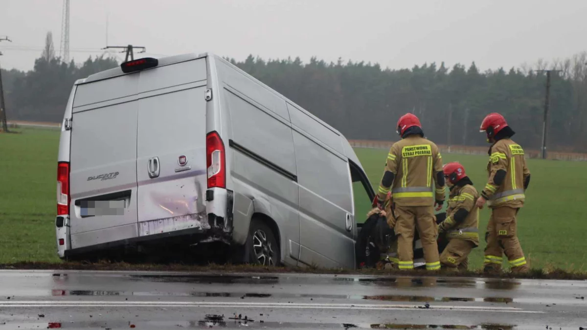 Zderzenie dwóch pojazdów na drodze Rawicz - Sarnowa [AKTUALIZACJA] - Zdjęcie główne