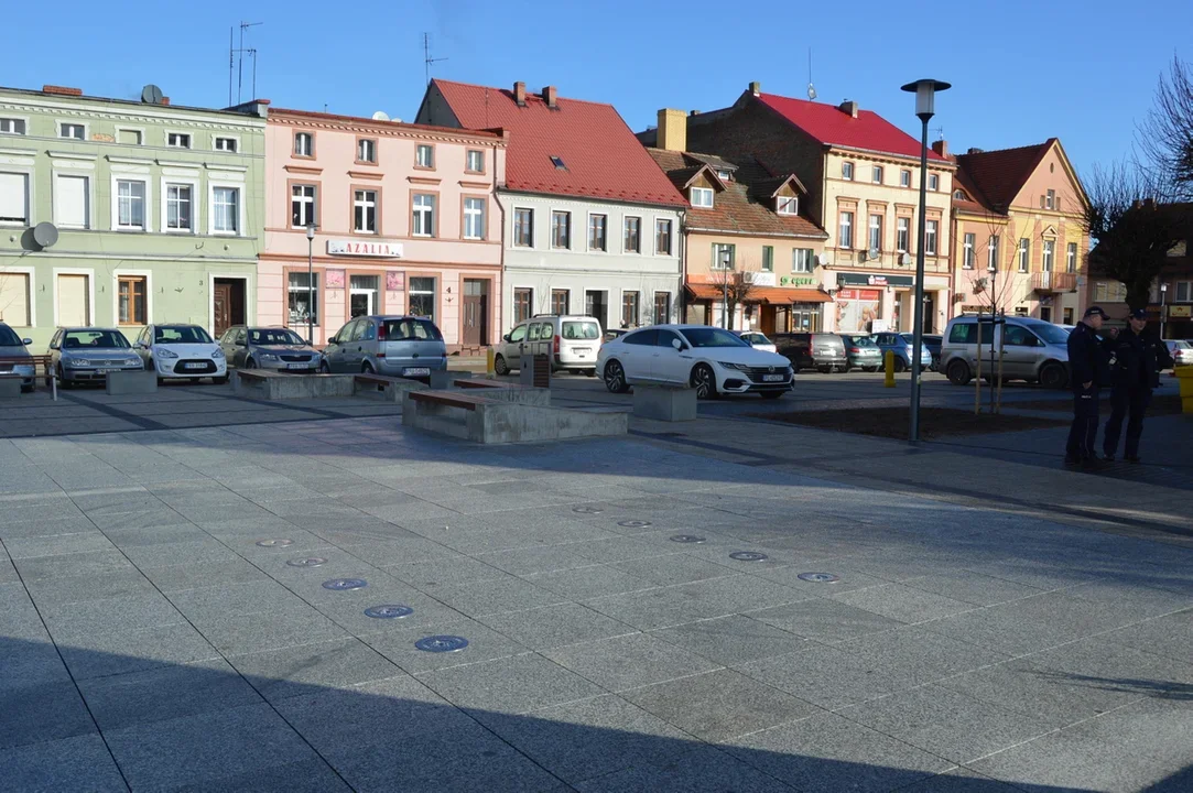 Płatny postój na rynku w Jutrosinie. Od kiedy parkujących czekają zmiany? - Zdjęcie główne