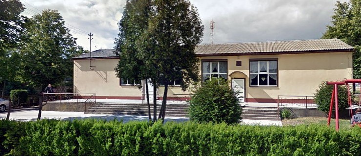 Żyrandole w formie meduzy i podwieszany sufit. Prezentacja odnowionej świetlicy - Zdjęcie główne