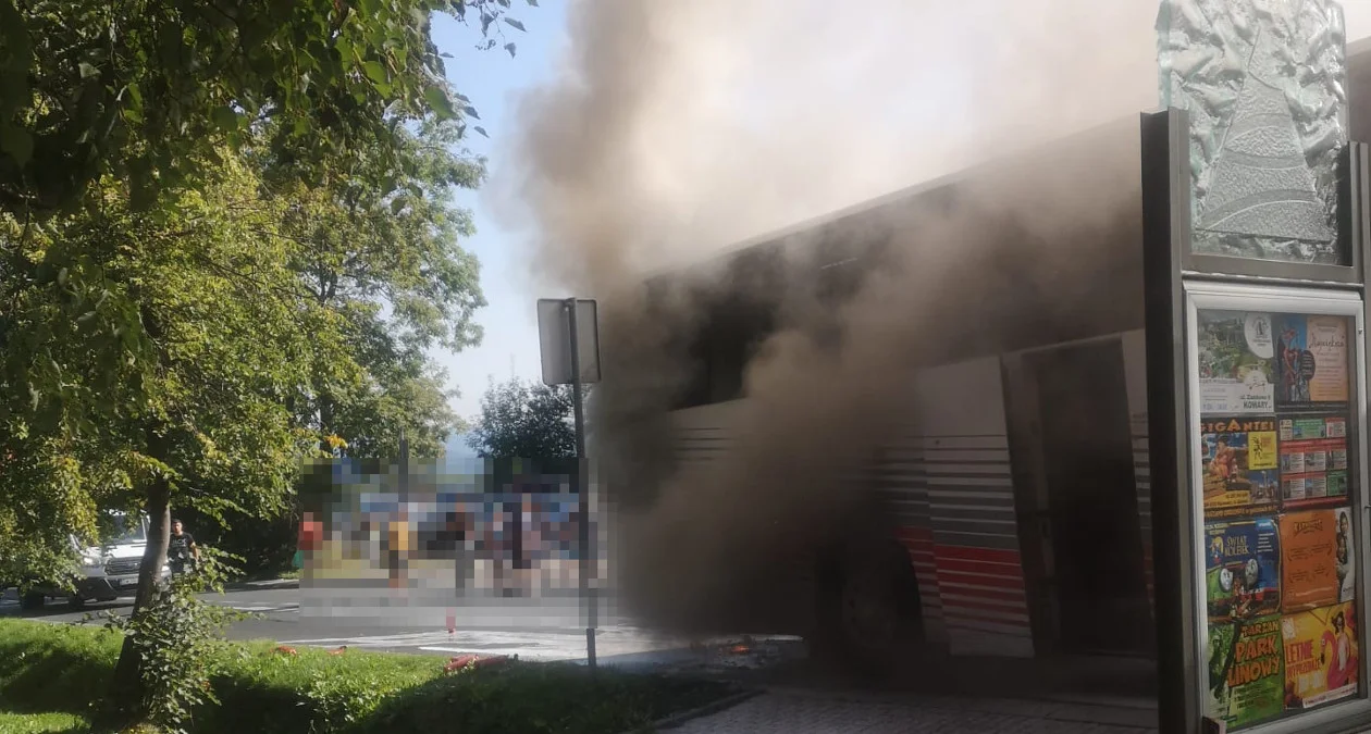 Autokar przewożący dzieci z gminy Bojanowo zaczął się palić. Na szczęście, nikomu nic się nie stało - Zdjęcie główne