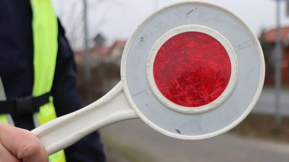 Zrobiła to na oczach policjantów. Okazało się, że była nietrzeźwa - Zdjęcie główne