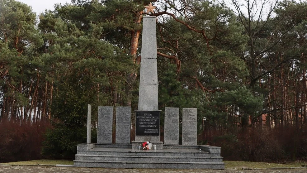 Młodzi dla Wolności domagają się usunięcia obelisku i czerwonej gwiazdy na cmentarzu w Rawiczu. Rozpoczęli zbiórkę podpisów - Zdjęcie główne