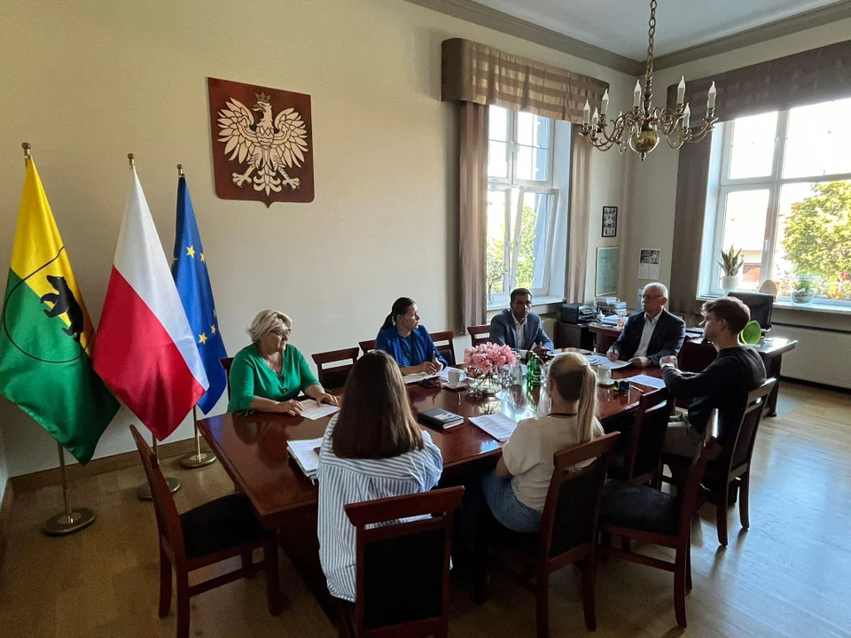 Oświetlenie ścieżki rowerowej do Sarnowy. Dzisiaj podpisano umowę z wykonawcą - Zdjęcie główne