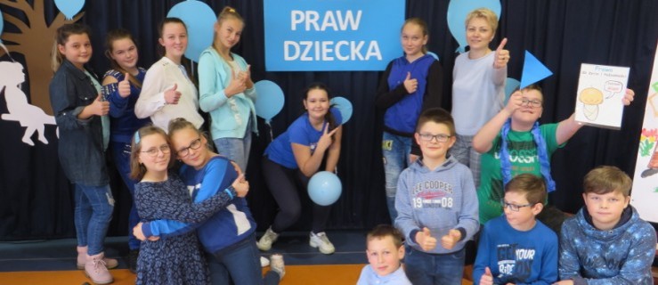 Do szkoły przyszli ubrani na niebiesko - Zdjęcie główne