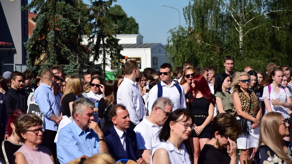 Słoneczna pogoda, dobra atmosfera, dużo nagród, podziękowań i kwiatów czyli zakończenie w rawickiej "Zawodówce" [ZDJĘCIA] - Zdjęcie główne