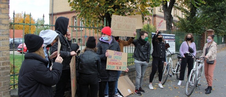 Protest uczniów przed liceum - Zdjęcie główne