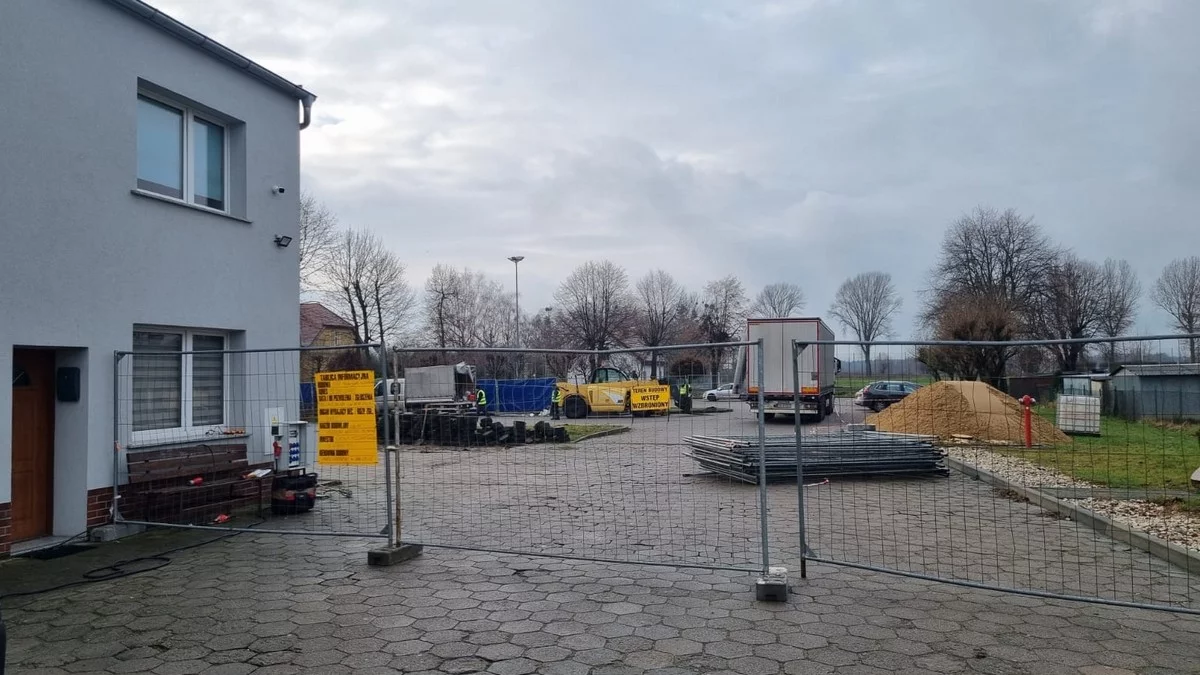 Miejska Górka. Ruszyły prace przy rozbudowie remizy. Wjazd na parking przy OKSiAL od ul. Jana Pawła II - Zdjęcie główne