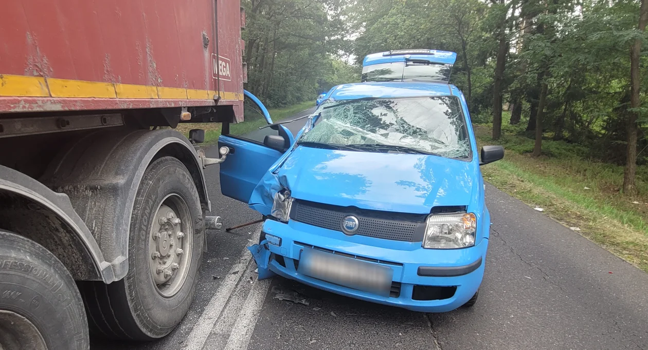 Znamy ustalenia policji po wypadku pod Załęczem. Ucierpiały trzy osoby - Zdjęcie główne