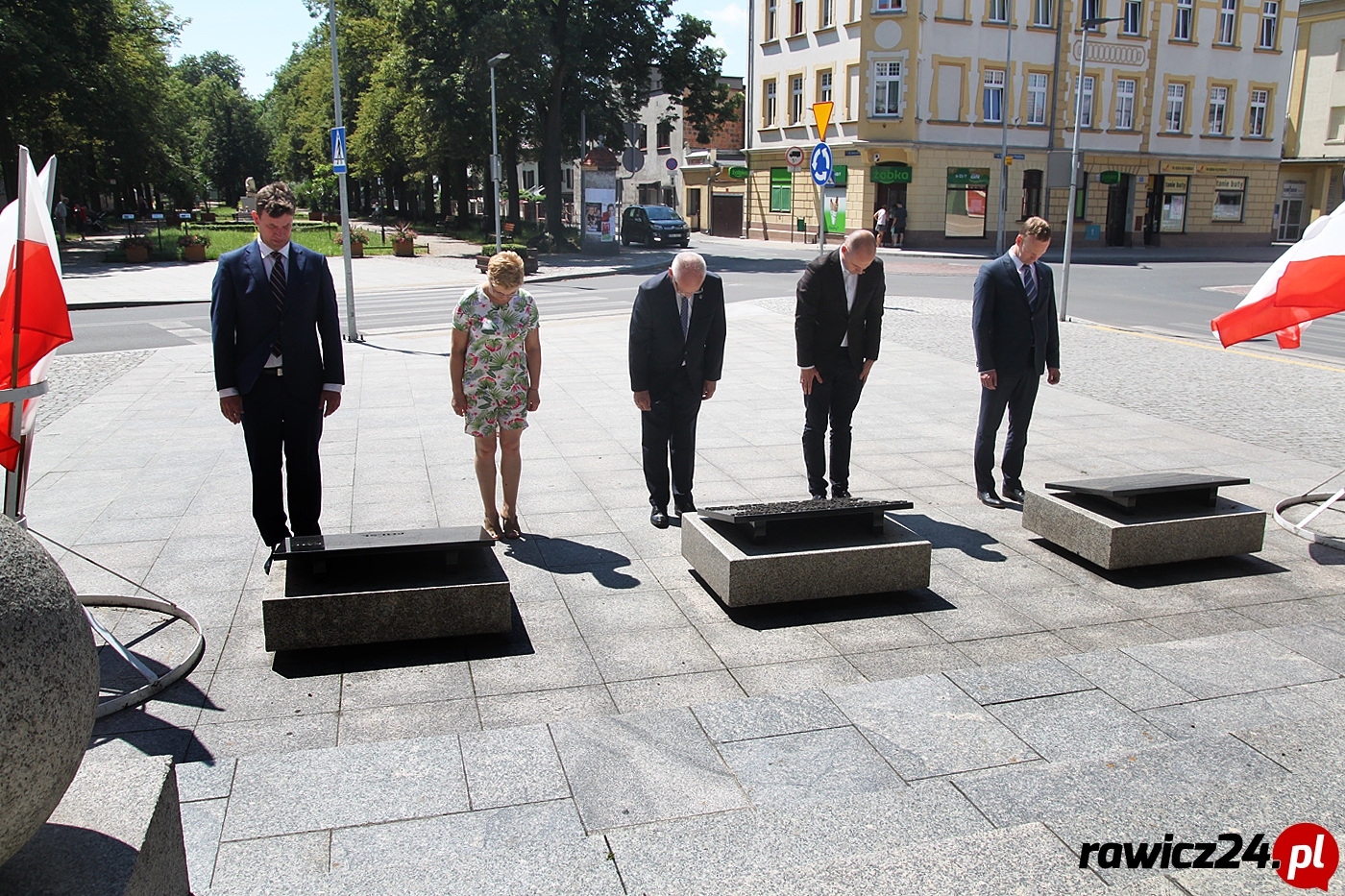 Pod pomnikiem Żołnierza Polskiego złożono kwiaty - Zdjęcie główne