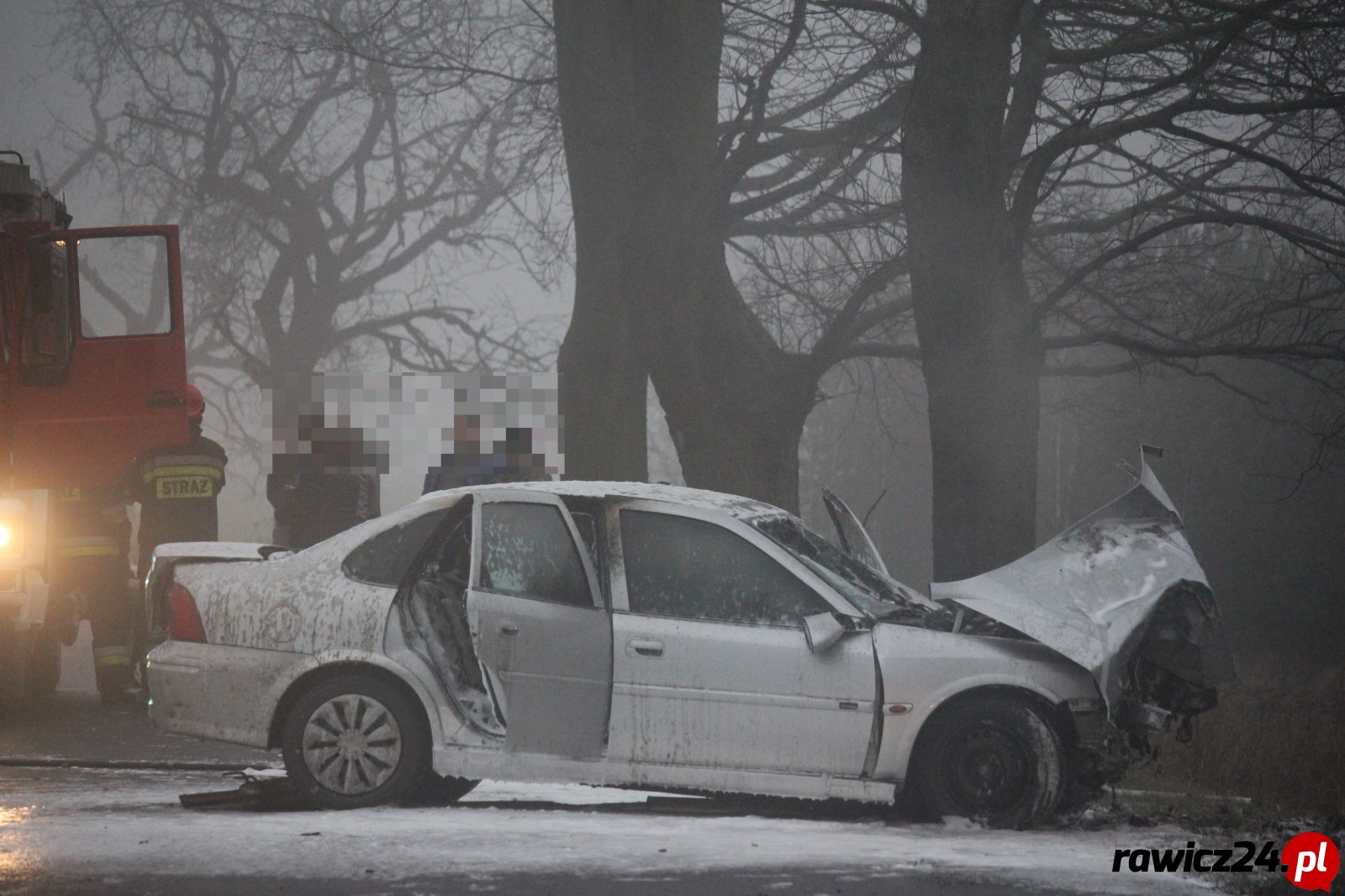 Opel vectra uderzył w drzewo i zapalił się - Zdjęcie główne