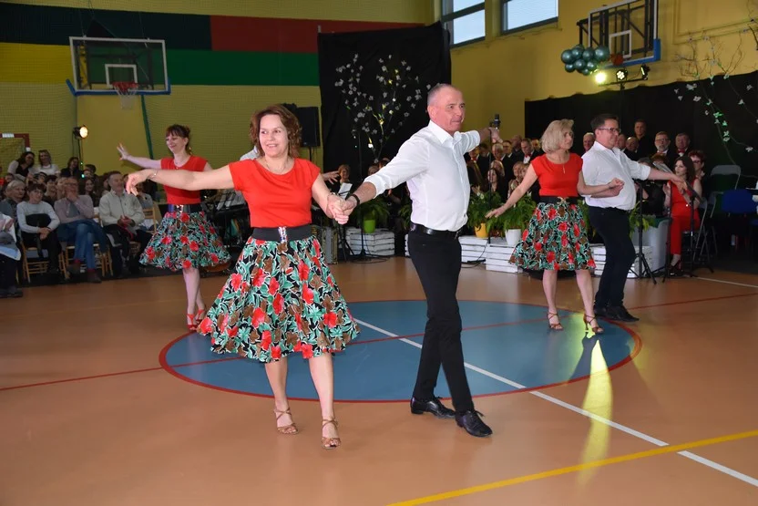 W szkole w Masłowie zaśpiewali, zagrali i zatańczyli dla Antka Bartkowiaka, chorującego na ostrą białaczkę limfoblastyczną (ZDJĘCIA I FILM) - Zdjęcie główne