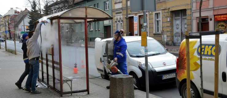 W Rawiczu czyszczą przystanki autobusowe - Zdjęcie główne