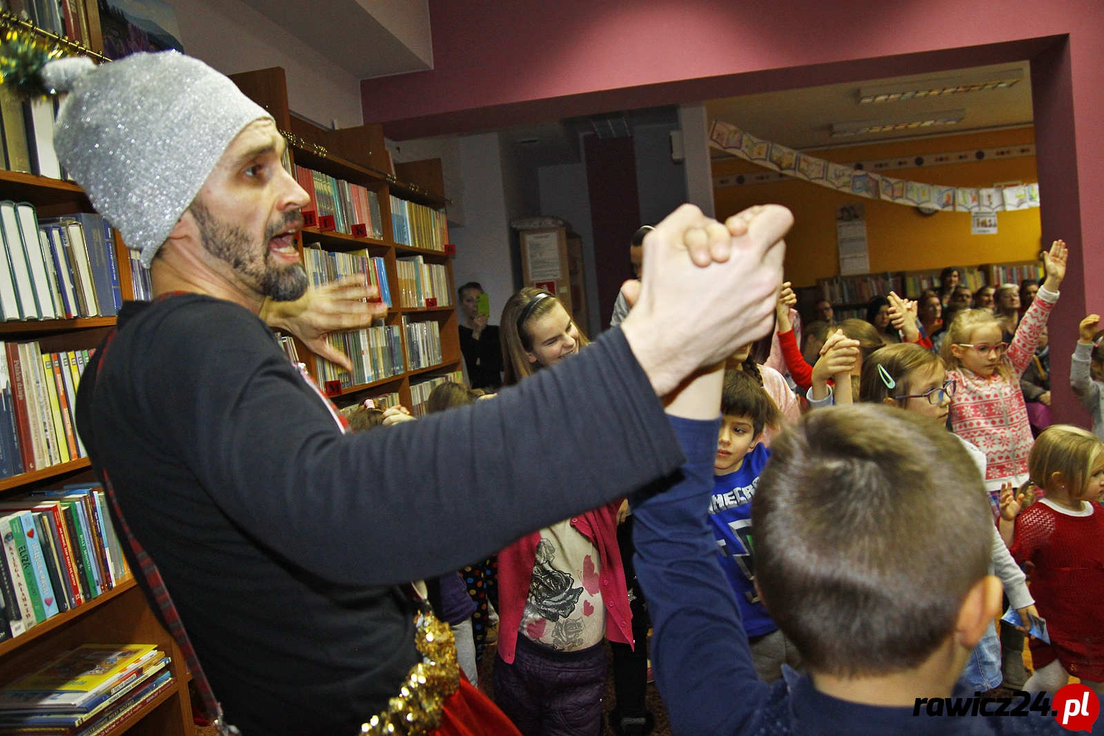 Święty Mikołaj odwiedził dzieci w rawickiej bibliotece - Zdjęcie główne