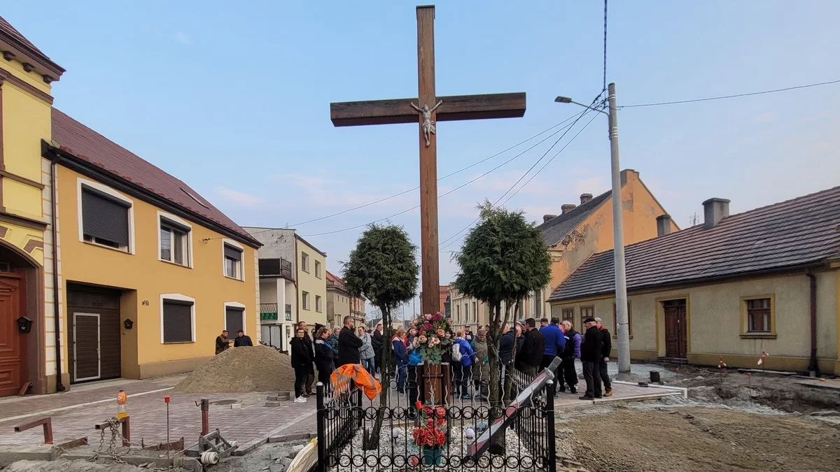 Sarnowa. Dyskusja o krzyżu. Rozważano możliwość jego przeniesienia. Mieszkańcy zabrali głos - Zdjęcie główne