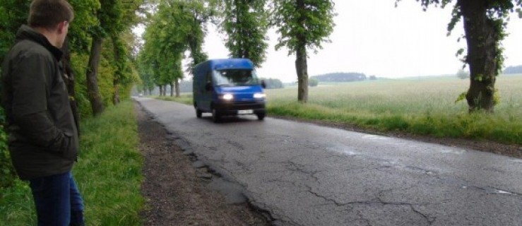 Powiat przyznał, że droga wymaga naprawy. Obiecano remont w ciągu... 9 lat - Zdjęcie główne