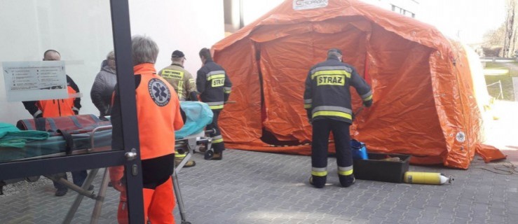 Przy szpitalu stanął namiot do oceny stanu pacjentów [FOTO] - Zdjęcie główne