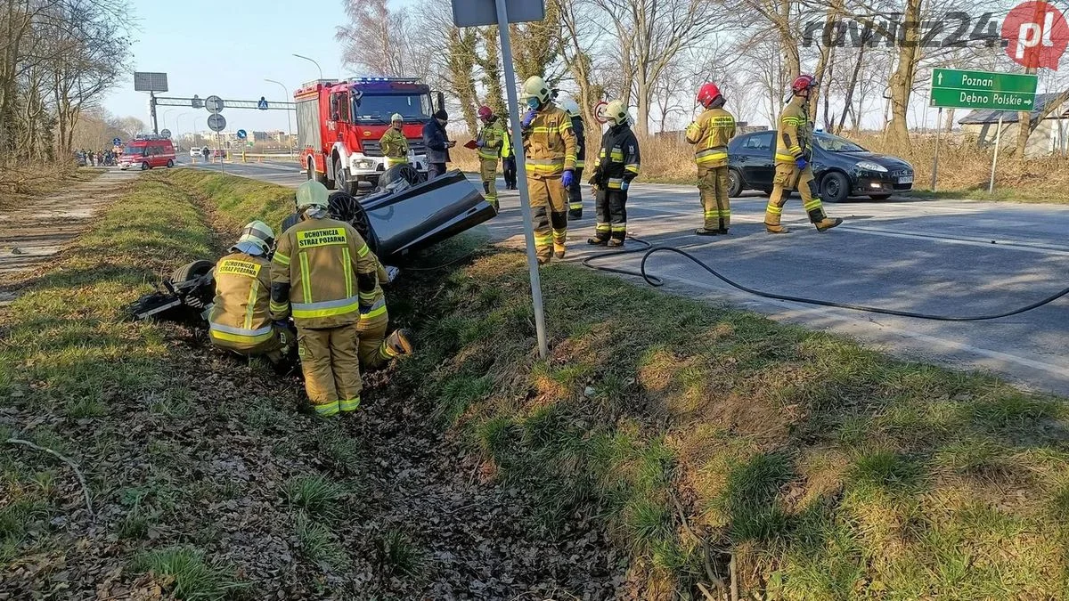 Dachowanie na starej "piątce" Poszkodowany kierowca audi r8 - Zdjęcie główne