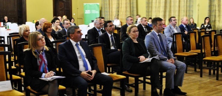 O zatrudnianiu cudzoziemców na forum - Zdjęcie główne