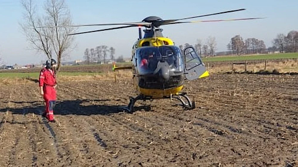 Zabrakło karetki. Wysłano strażaków i śmigłowiec LPR - Zdjęcie główne