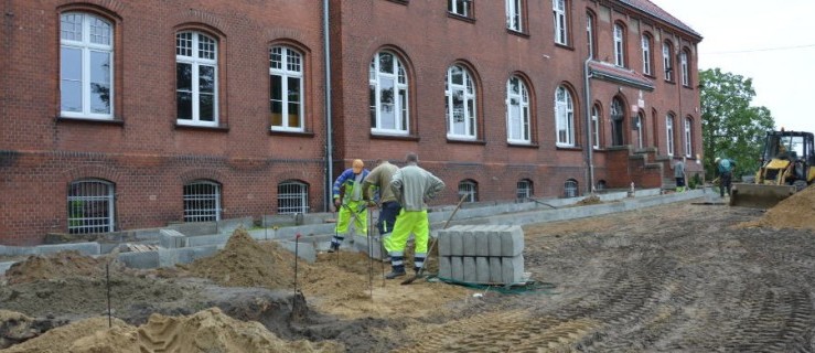 Przebudowują plac przed szkołą - Zdjęcie główne