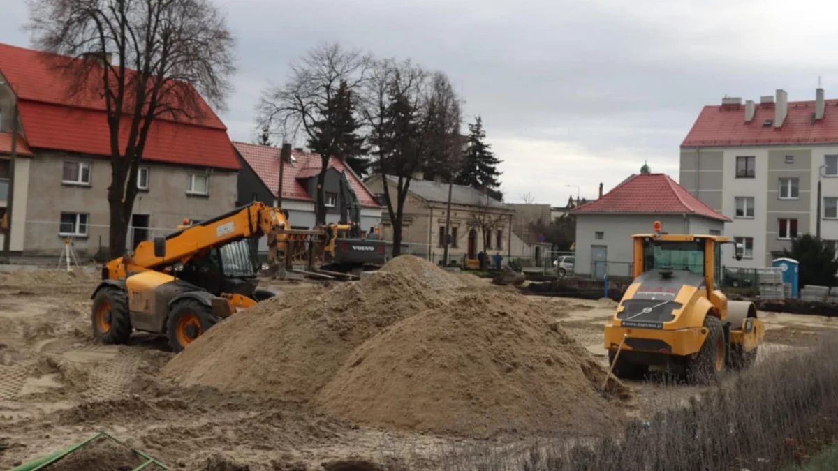 Rawicz. Trwa budowa parkingu przy multibibliotece. Będzie płatny? - Zdjęcie główne