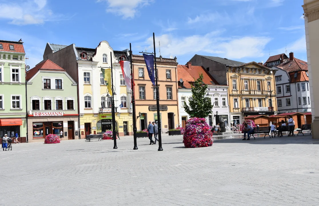 Na rawickim rynku otworzy się całoroczna kawiarnia z ogródkiem wiedeńskim - Zdjęcie główne