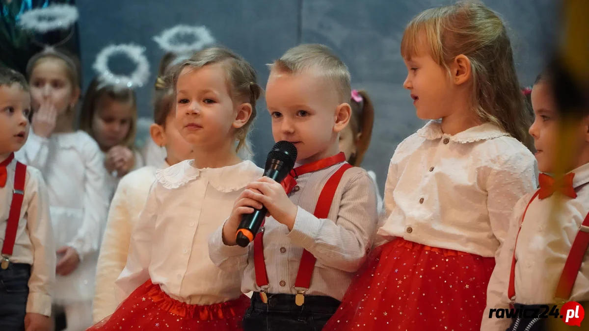 Dzień babci i dziadka w Chojnie. Przedszkolaki wystąpiły dla swoich bliskich - Zdjęcie główne