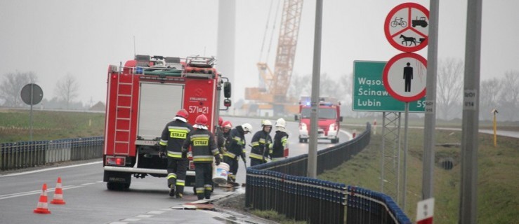 Policjanci i strażacy na krajowej "36". Co tam robią? - Zdjęcie główne