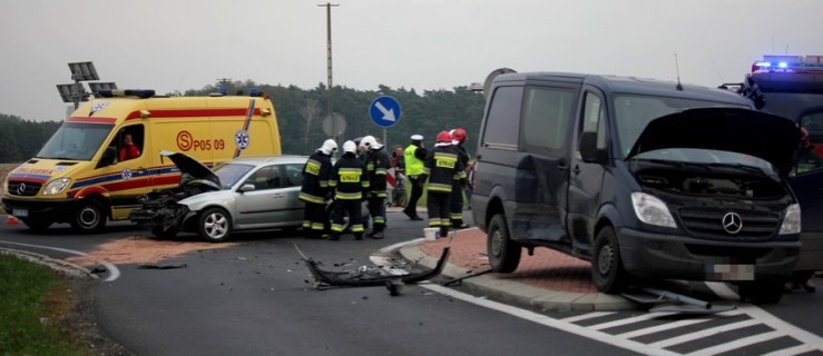 Renault uderzyło w bok mercedesa. Jedna osoba ranna - Zdjęcie główne