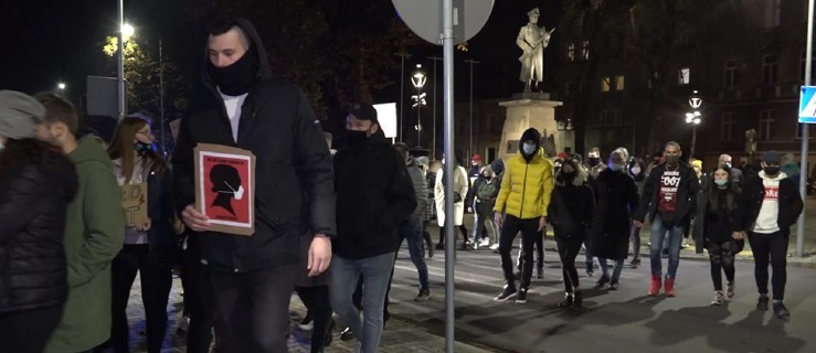 Kolejny protest w Rawiczu. Burmistrz o wyroku Trybunału Konstytucyjnego  - Zdjęcie główne