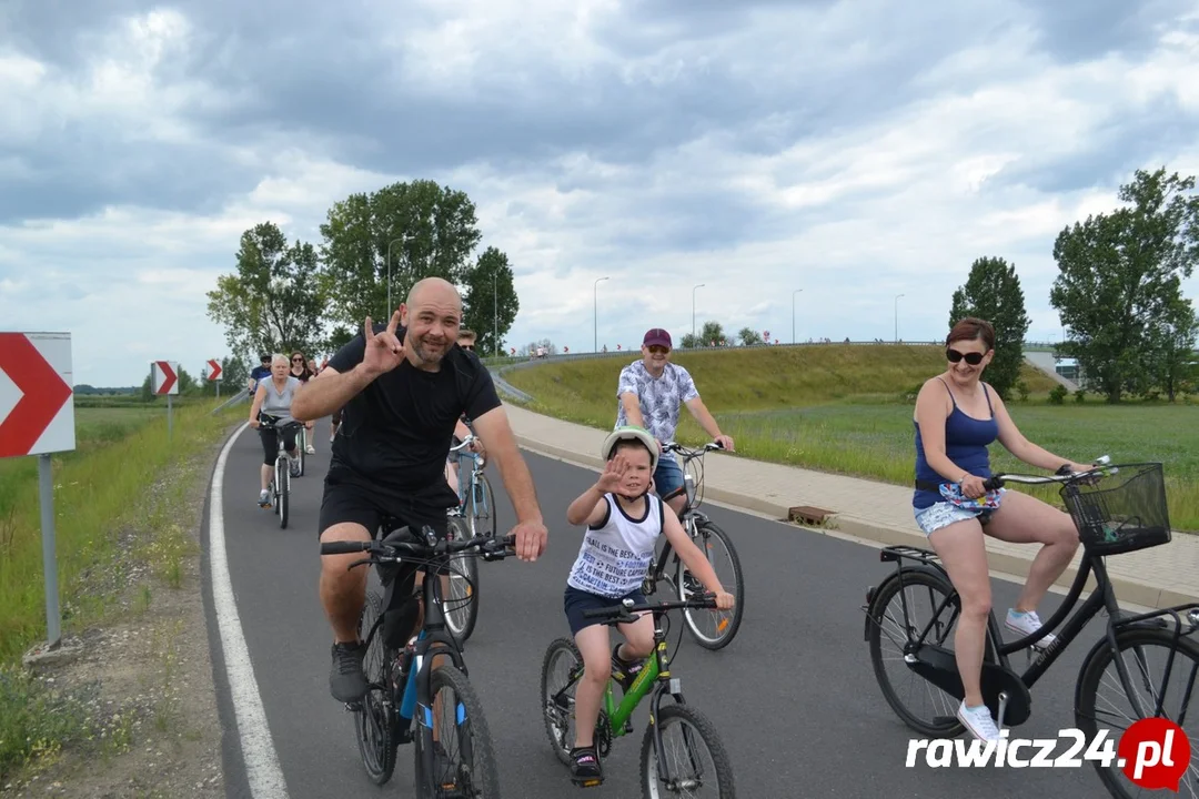 Całymi rodzinami wsiedli na rowery i pojechali na piknik - Zdjęcie główne