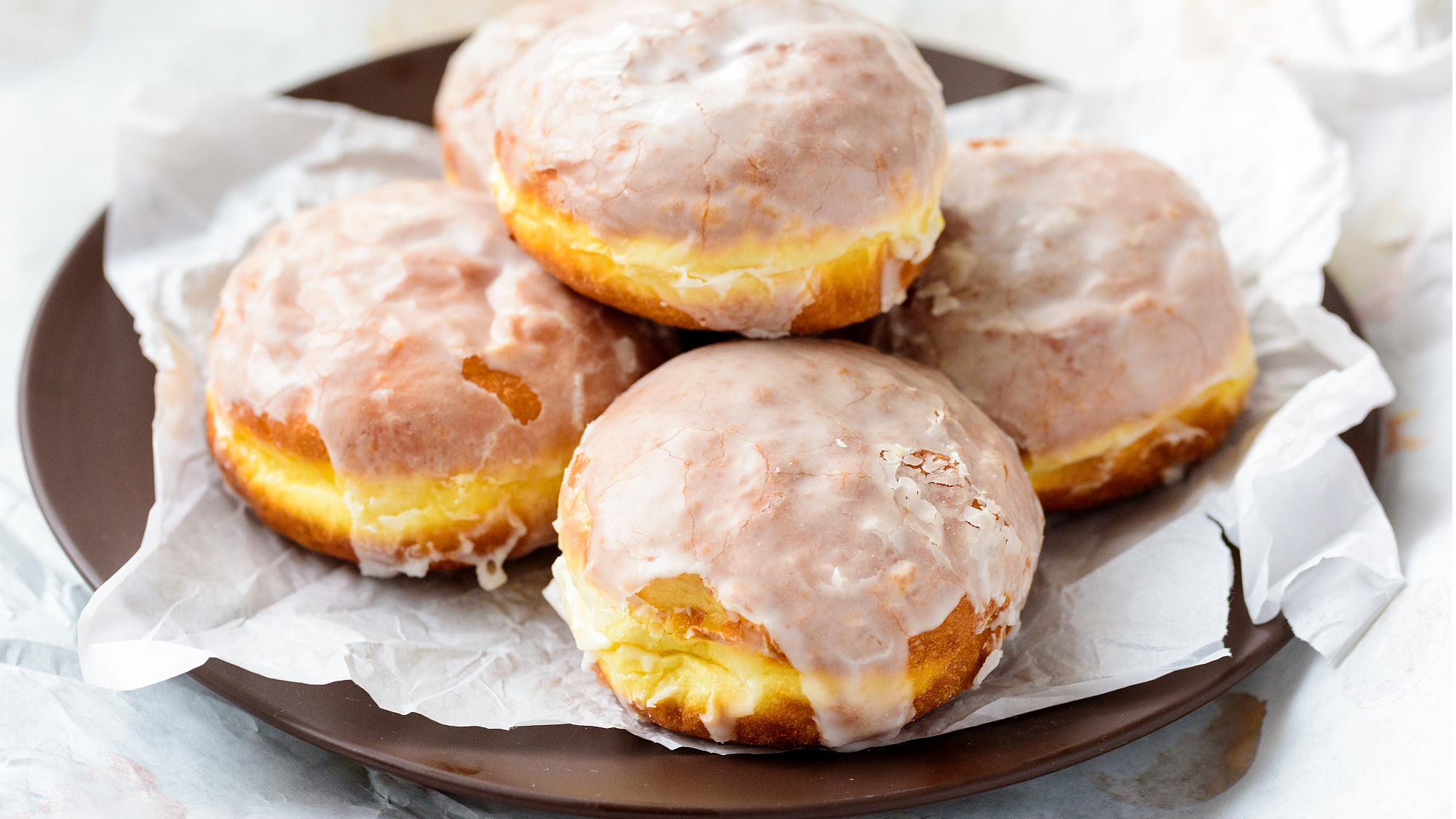 Tradycyjne polskie pączki na Tłusty Czwartek - Zdjęcie główne