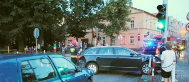 Rawicz. Wjechał na czerwonym świetle i uderzył w słup - Zdjęcie główne