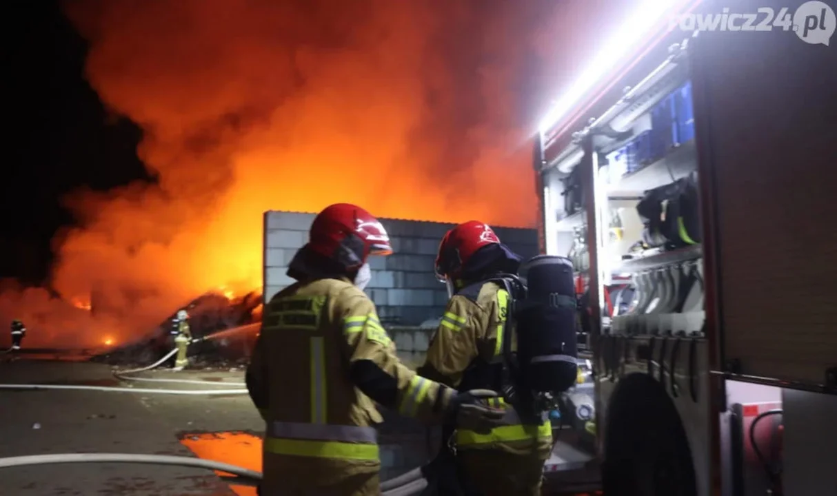Płonie jedna z firm na terenie Rawicza. Strażacy z całego powiatu zjeżdżają się na miejsce akcji [ARTYKUŁ AKTUALIZOWANY] - Zdjęcie główne