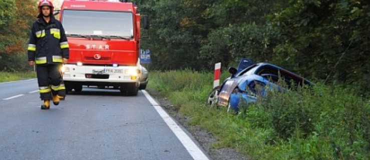 Auto w rowie, dwie osoby w szpitalu. Zawiniła prędkość - Zdjęcie główne