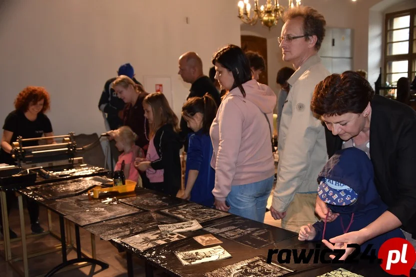 Noc Muzeów w Muzeum Ziemi Rawickiej. Kulturalna plaża, rawickie linoryty i ciekawe wystawy - Zdjęcie główne