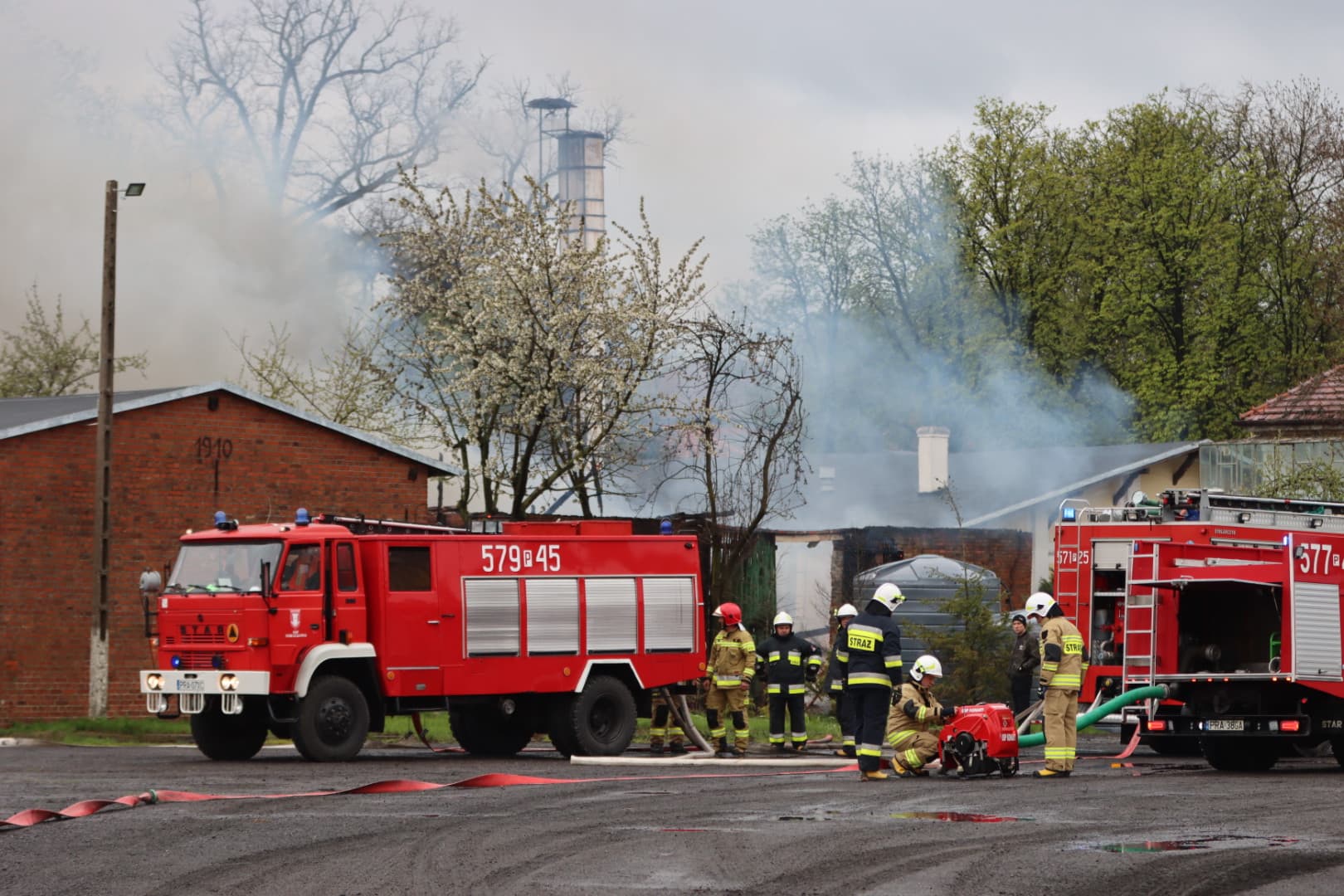 Pożar budynku stadniny koni w Dłoni (gm. Miejska Górka)